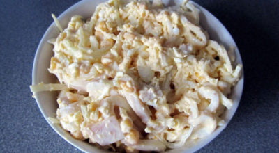 Белковый салат из кальмаров с сыром