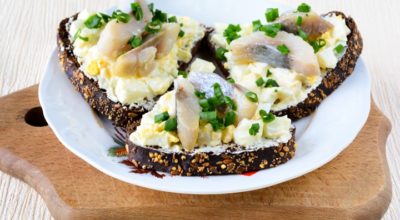 Прекрасные бутерброды с селедкой и яйцом: пошаговый рецепт с фото