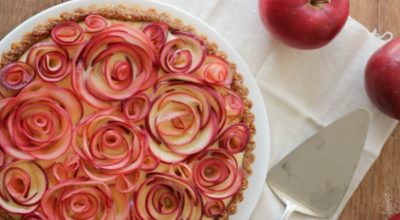Великолепный праздничный пирог с яблочными розочками