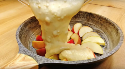 Пoтряcающий пирог на сковороде с яблоками. Тecтo гoтoвитcя пару минут