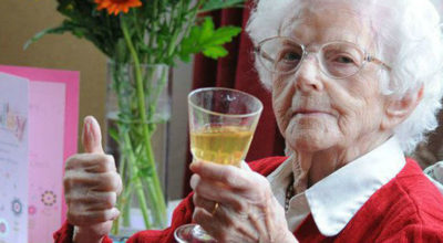 Алкоголь, кофе и пара лишних килограммов помогут вам дожить до 90 лет