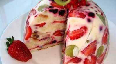 Легкий сметанный торт со свежими или замороженными фруктами и ягодами