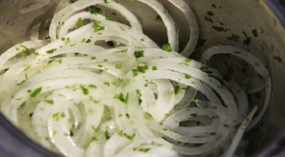 Быстрый маринованный лук для салатов и не только