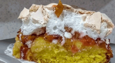 Бисквитный пирог со сливами и меренгой