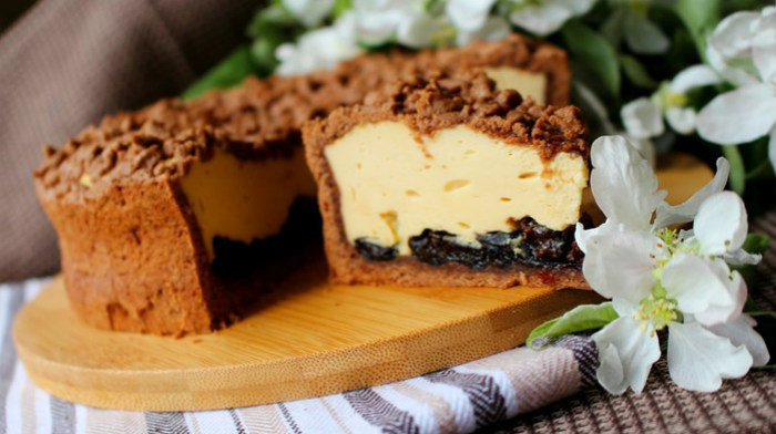 Карамельный сырник с черносливом