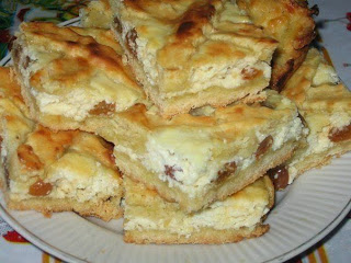 Пирог с творогом и изюмом