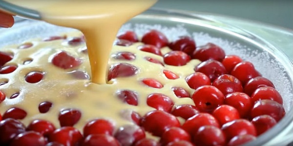 Это самый быстрый вишневый пирог в мире. И вдобавок невероятно вкусный