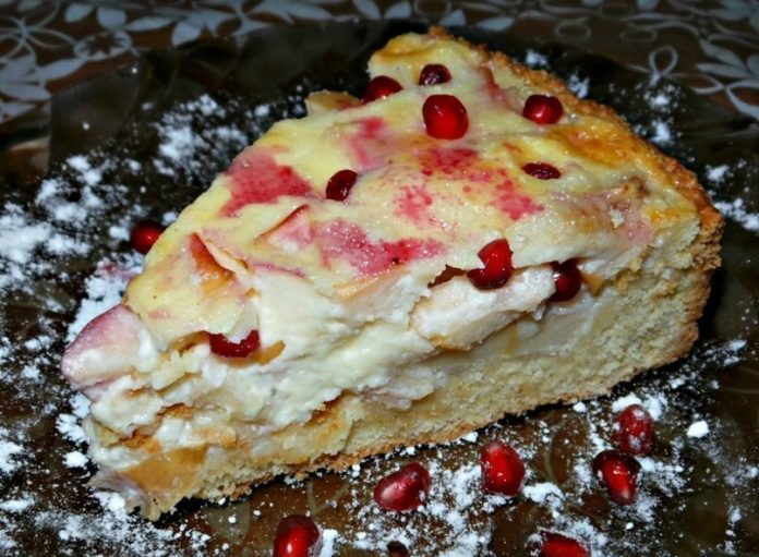 Невероятно вкусный и нежный яблочно-банановый пирог из песочного теста со сметанной заливкой