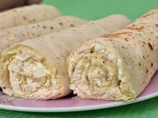 Рулеты из лаваша с курицей и плавленым сырком
