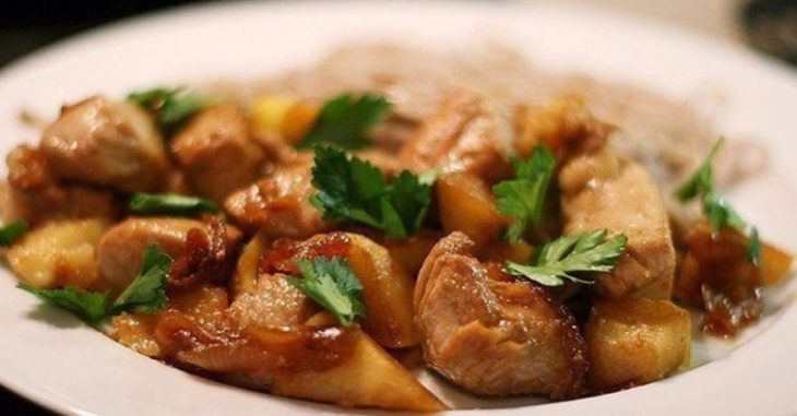 Сочная, нежная индейка с яблоками и луком за 15 минут