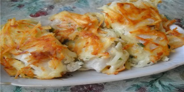 Очень вкусный праздничный рецепт жареной рыбы под тертой картошкой