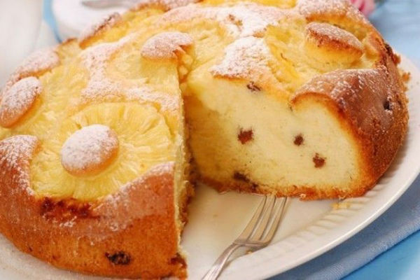 Нежная творожная запеканка с изюмом и ананасами