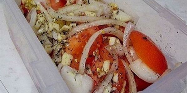 Приготовьте к мясу прекрасную закуску из помидоров и лука