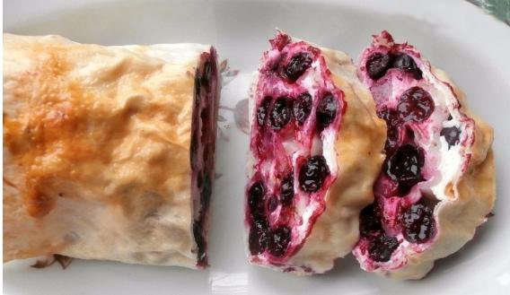 Самая простая и быстрая выпечка к чаю! Творожно-ягодный рулет из лаваша