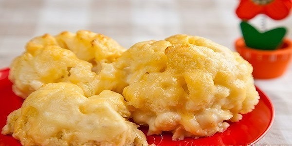 Цветная капуста с чесночным соусом, запеченная в духовке
