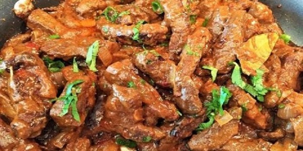 Печень по-строгановски необыкновенно мягкая, каждый кусочек просто тает во рту