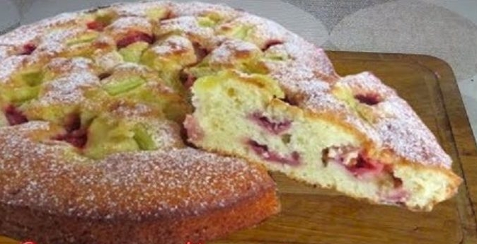 Самый вкусный пирог с ревенем и клубникой