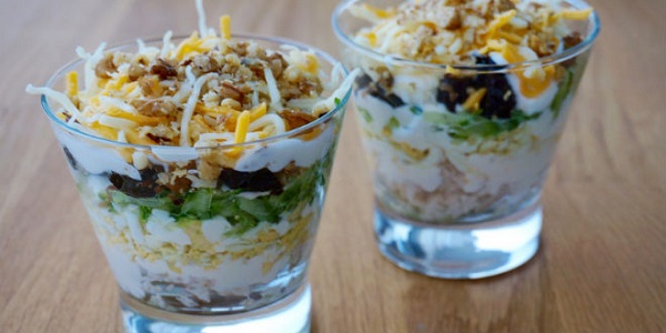 Замечательный салат из копченой курицы и свежего огурчика