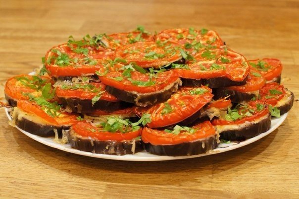 Баклажаны кружочками в духовке с сыром и помидорами