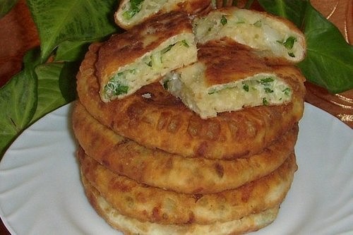 СЫРНЫЕ ЛЕПЕШКИ НА КЕФИРЕ С ЗЕЛЕНЫМ ЛУКОМ