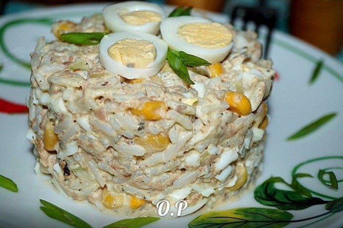 Обалденный рыбный салат с рисом и кукурузой