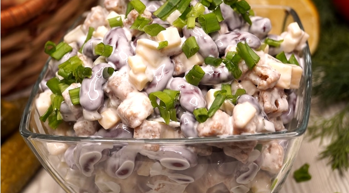 Потрясающе вкусный салат «Палочка-выручалочка»: никогда не приедается