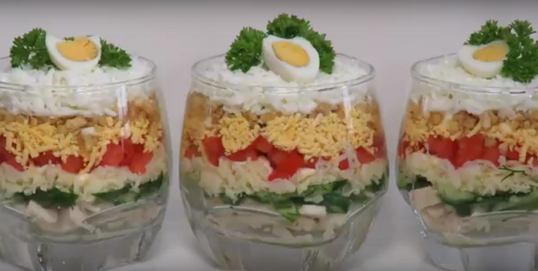 Новогодний слоеный салат с курицей. Очень вкусный и праздничный