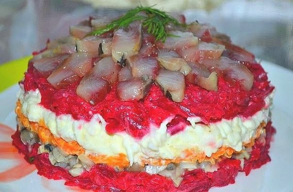Салат с сельдью даже вкуснее, чем обычная и привычная нам «селедка в шубе»