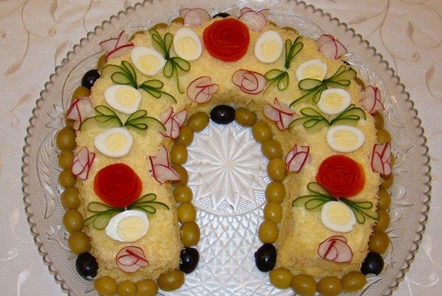 Красивый и безумно вкусный Новогодний салат «Подкова»