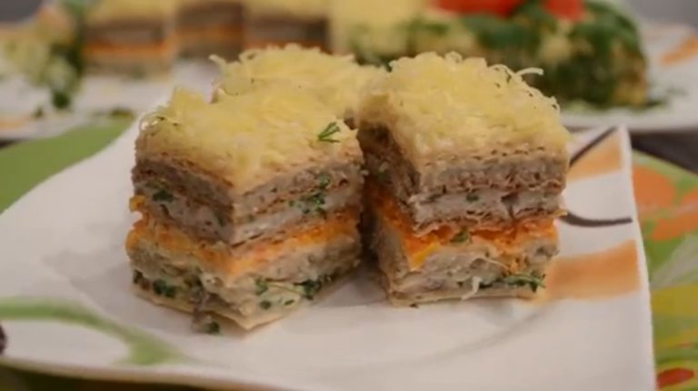 Очень аппетитный закусочный вафельный торт с сельдью и грибами