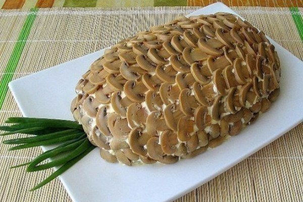 Пикантный слоеный салат «Ананас»