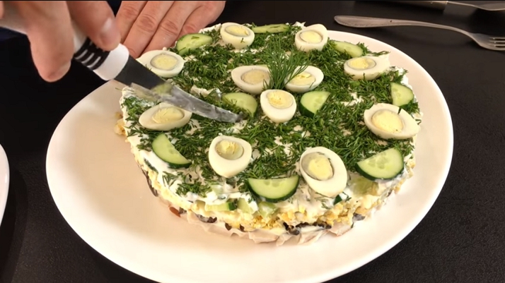 Вкусный праздничный салат «Курочка Ряба»