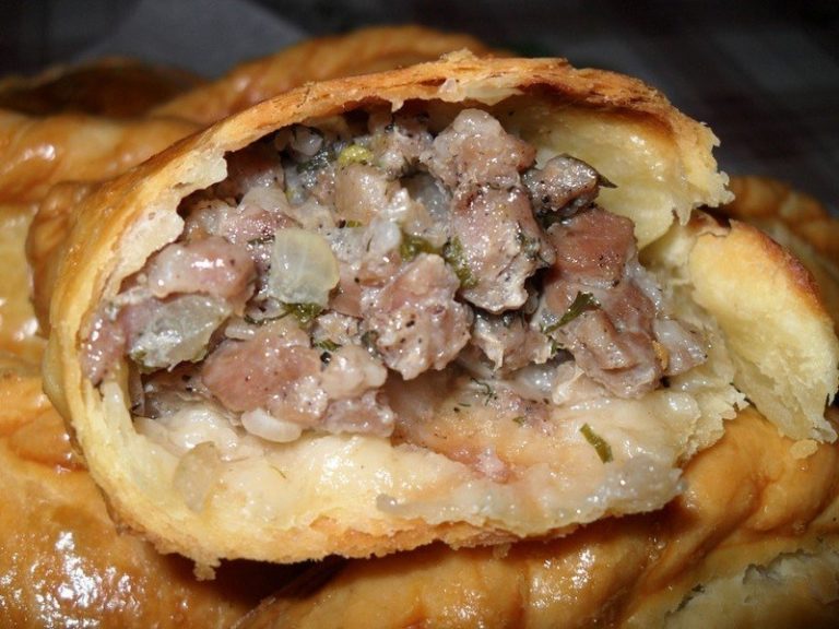 Караимские пирожки с мясом! Тесто хрустит, а начинка — объедение…