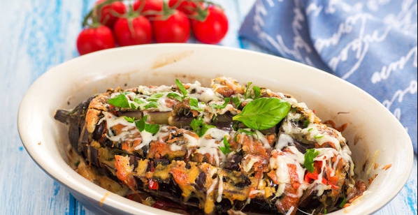 Баклажаны, запеченные в духовке с помидорами, сыром и ветчиной