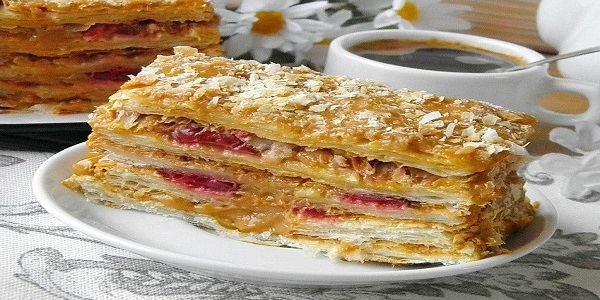 ТОРТ ИЗ СЛОЁНОГО ТЕСТА СО СГУЩЕНКОЙ И ВИШНЕЙ