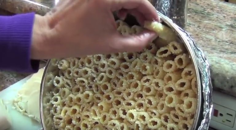 Она уложила макароны в форму для торта. От финального результата у меня потекли слюнки!