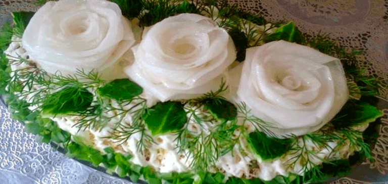 Очень вкусный салат «Три белых розы» с черносливом и курицей