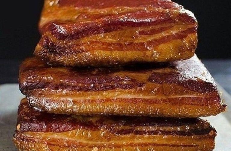 Сало получается, как копченое. Но коптить мы его не будем