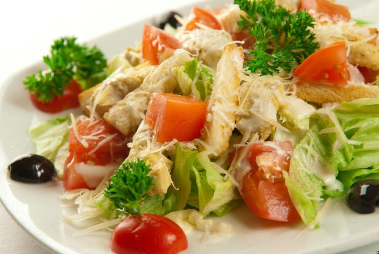 Салат «Цезарь» с курицей и сухариками