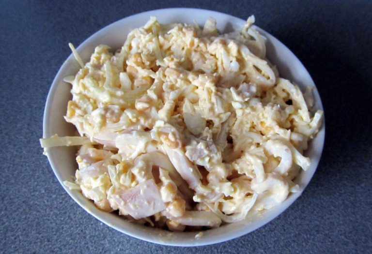 Белковый салат из кальмаров с сыром