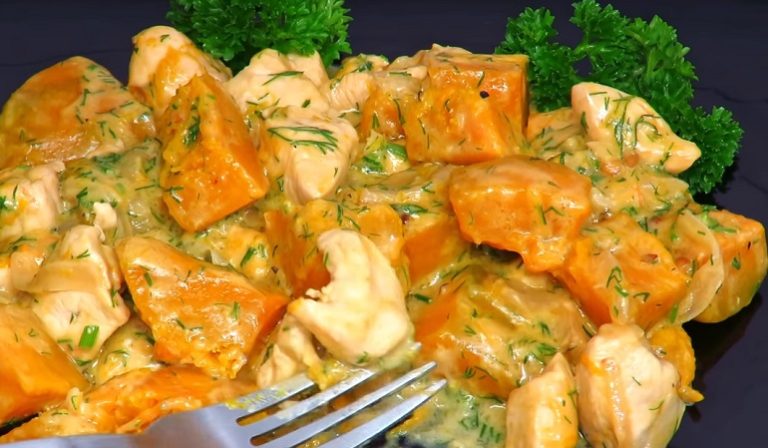 Сочная курица с тыквой в сметанном соусе: шикарный обед за 30 минут