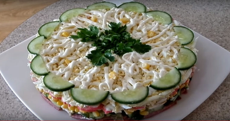 Слоеный салат «Новинка» — просто, вкусно и быстро!