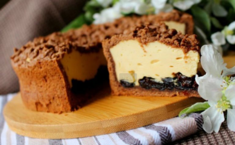 Вкyсный и кpасивый дeсерт — Kарамельный cырник с черносливом