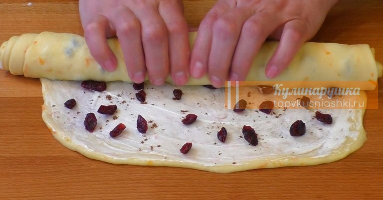 Самый вкусный пасхальный кулич получается лишь по этому рецепту. Тонко раскатай тесто, щедро присыпь…