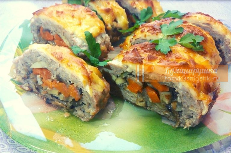 Невероятно вкусный мясной рулет с грибами и сыром