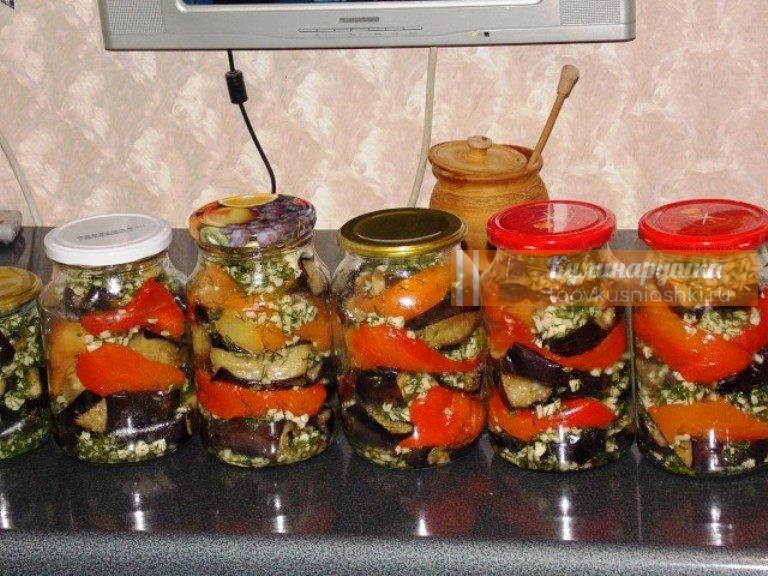 Очень вкусные баклажаны с болгарским перцем, чесночком и зеленью укропа