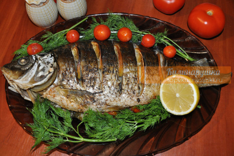 Карп запеченный в духовке с лимоном, луком, укропом и помидорами черри: пошаговый рецепт с фото