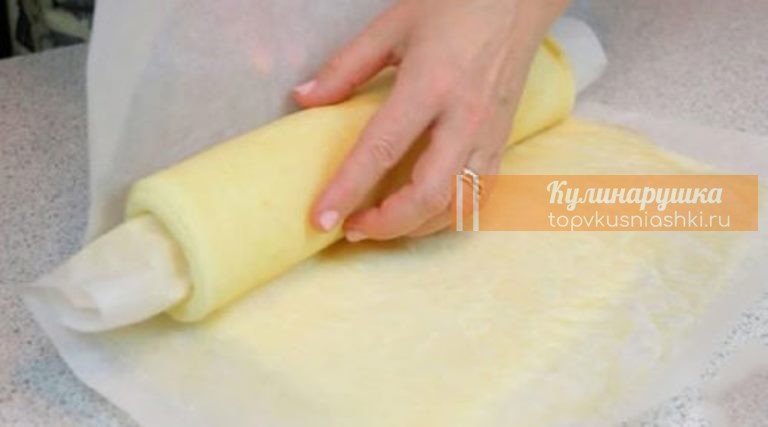 Не сухой, не трескается и отлично сворачивается: Рулет по ГОСТу всего из трех ингредиентов