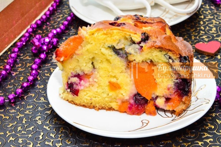Вкусный заливной пирог с абрикосами и черной смородиной: пошаговый рецепт с фото