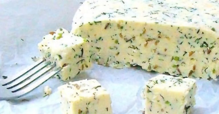 Литр кефира, 1 л молока, 6 яиц, 4 ч. л. соли: на ночь оставляю в холодильнике, утром уже ем